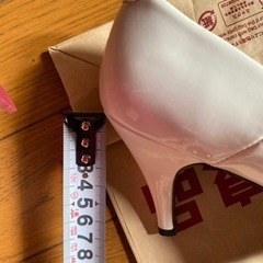 白 エナメルパンプス　24cmの画像