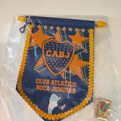 アルゼンチンのジュニアサッカーチームのペナントとピンバッジ