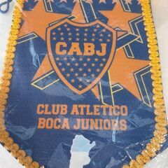 アルゼンチンのジュニアサッカーチームのペナントとピンバッジの画像