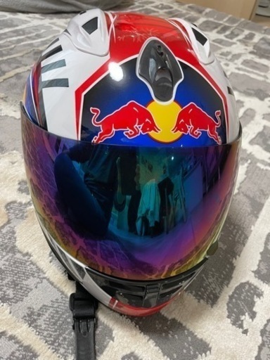 レッドブルヘルメット