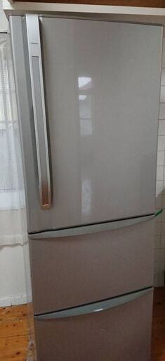 冷蔵庫375リットル・東芝製。2009年製品。棚板に、ひび割れがあります。現状渡し。
