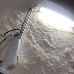 LEDデスクライト コンセント差し込み口付 明るさ無段階調節可
