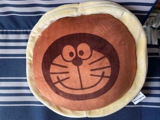 ドラえもんクッションと貯金箱2個＋おまけ