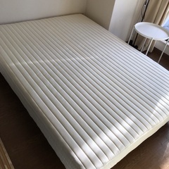 【出品番号0002】足付きマットレス（ダブル）＋掛け布団＋枕２個 3000円の画像