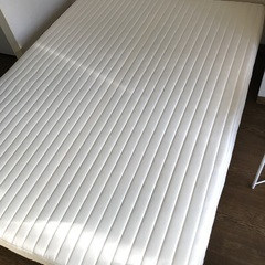 【出品番号0002】足付きマットレス（ダブル）＋掛け布団＋枕２個 3000円の画像