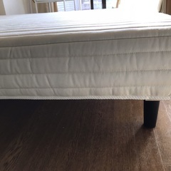 【出品番号0002】足付きマットレス（ダブル）＋掛け布団＋枕２個 3000円の画像