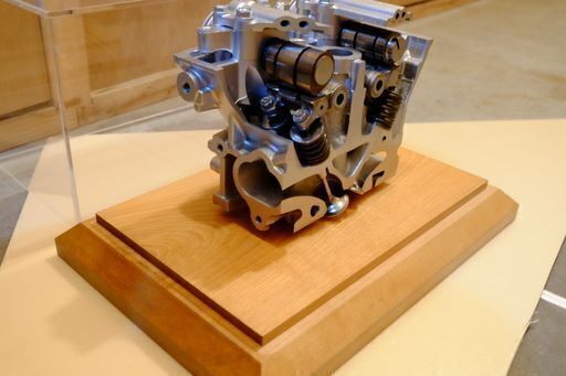 オブジェ HONDA 「B16A」1.6LDHOC・ VTEC のカットモデル アクリルカバー付き