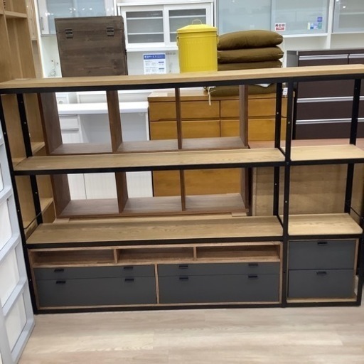 幅広オープンシェルフです。