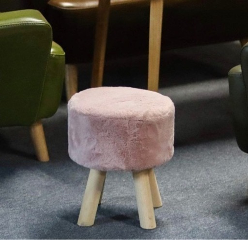 ピンクの丸いスツール、子供用の椅子、靴履く椅子