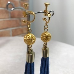 新品未使用✨ハンドメイド✨青のタッセル×ゴールドの可愛いイヤリングの画像