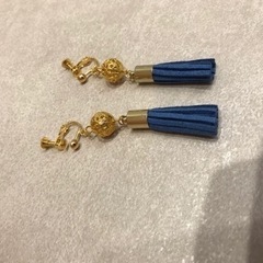 新品未使用✨ハンドメイド✨青のタッセル×ゴールドの可愛いイヤリングの画像