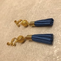 新品未使用✨ハンドメイド✨青のタッセル×ゴールドの可愛いイヤリングの画像