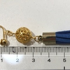 新品未使用✨ハンドメイド✨青のタッセル×ゴールドの可愛いイヤリングの画像