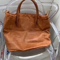 大きめの革バッグ　