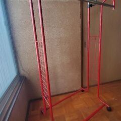 幅と高さが変えられる 2連 キャスター付 スチール赤パイプハンガー
