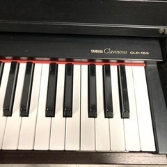 【美品】YAMAHA Clavinova 中古電子ピアノ 椅子付き YAMAHA CLP-825R ニューダークローズウッド調 電子ピアノ