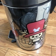 ワンピースペダル式ゴミ箱の画像