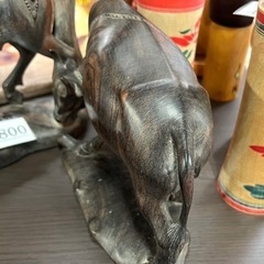 木製の牛の置物の画像