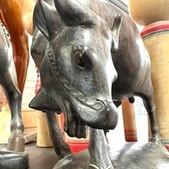 木製の牛の置物の画像