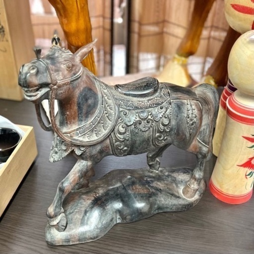 細かく彫られた木製の馬の置物