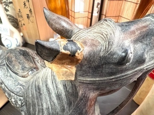 細かく彫られた木製の馬の置物