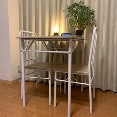 ダイニングテーブル2人掛けの画像