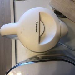 炊飯器と湯沸かしポットの画像