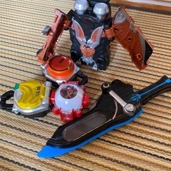 仮面ライダーなどのオモチャとカード
