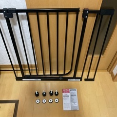 中古！日本育児・ベビーズゲート！ブラック！73〜90cm対応の画像