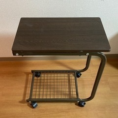【早い者勝ち】移動式テーブル　の画像