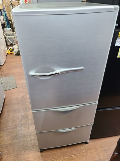 処分特価‼　●6849●　アクア　３ドア冷蔵庫　AQR-261A(S)　2013年製　255L　シルバーカラー　本体右側テープ跡あり　※割引キャンペーン中♪【リサイクルショップどりーむ天保山店】