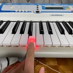 YAMAHA EZ-J200 専用スタンド付き　譜面台無し　ACアダプター別の物の画像