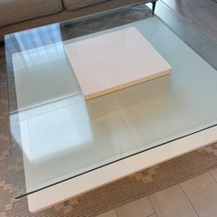 ガラステーブルの画像