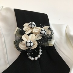 140 コサージュ付き黒色ワンピースセットの画像