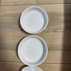 白いお皿と小皿色々の画像