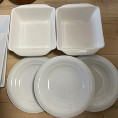 白いお皿と小皿色々の画像