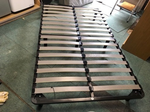 【リサイクルサービス八光　田上店　配達・設置OK】セミダブル　すのこ鉄枠ベッド
