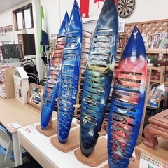 特価品！！珍品 サーフボード型CDラック😄どれでも1000円（4個あります）高さ80～100ｃｍ【こちらは店舗です。浜村鹿野温泉ICから3分 買取本舗 宮本リサイクル 営業時間9～19時 定休日水曜のみ←連絡できませんm(_ _)m】の画像