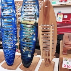 特価品！！珍品 サーフボード型CDラック😄どれでも1000円（4個あります）高さ80～100ｃｍ【こちらは店舗です。浜村鹿野温泉ICから3分 買取本舗 宮本リサイクル 営業時間9～19時 定休日水曜のみ←連絡できませんm(_ _)m】の画像