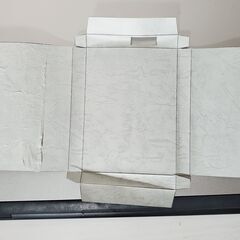 家庭用印刷機で印刷し、カッターで厚紙を切る軽作業。