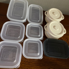 ¥100半透明BOX×3、¥100タッパー他、¥100ボトル×2と計量カップの画像