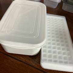 ¥100半透明BOX×3、¥100タッパー他、¥100ボトル×2と計量カップの画像