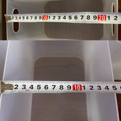 ¥100半透明BOX×3、¥100タッパー他、¥100ボトル×2と計量カップの画像