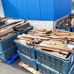 引取無料 焚き火やキャンプファーヤーなどに木片多数　廃材無料 