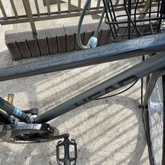 ノーパンク自転車 カゴ付きクロスバイク(マットガンメタル/外装6段変速)の画像