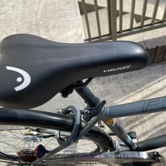 ノーパンク自転車 カゴ付きクロスバイク(マットガンメタル/外装6段変速)の画像