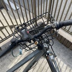 ノーパンク自転車 カゴ付きクロスバイク(マットガンメタル/外装6段変速)の画像