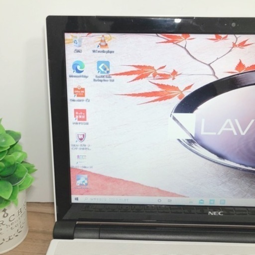 お取り置き中☆大人気♡光沢のあるホワイトPCです。かわいいですね٩(๑❛ᴗ❛๑)۶