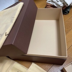ヴィトン空箱、布袋などの画像