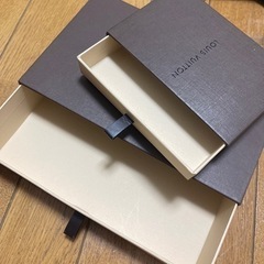 ヴィトン空箱、布袋などの画像